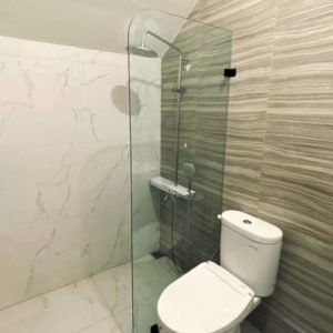 partisi kaca kamar mandi