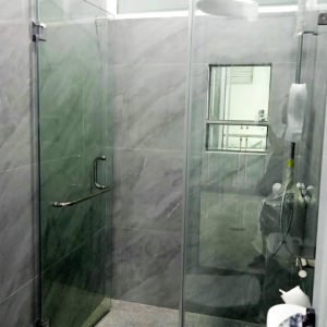 partisi kaca kamar mandi