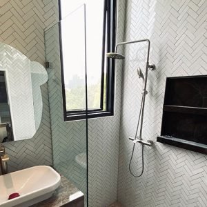 partisi kaca kamar mandi