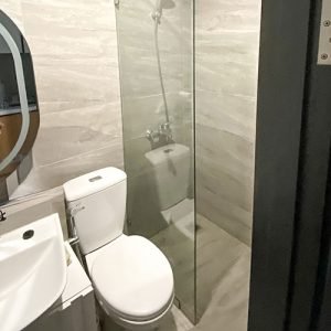 partisi kaca kamar mandi