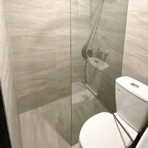 partisi kaca kamar mandi