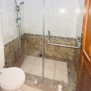 partisi kaca kamar mandi