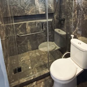 partisi kaca kamar mandi