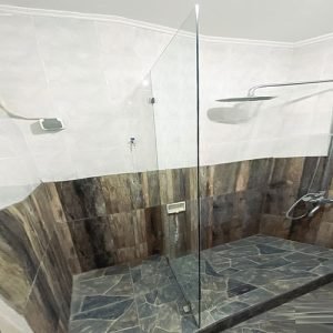 partisi kaca kamar mandi