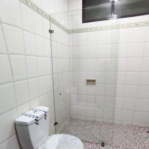 partisi kaca kamar mandi