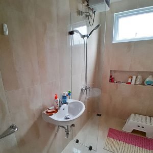 partisi kaca kamar mandi