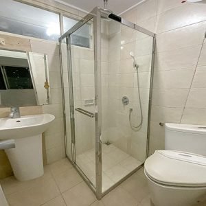 partisi kaca kamar mandi