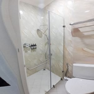 partisi kaca kamar mandi