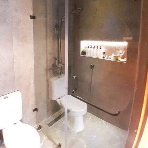 partisi kaca kamar mandi