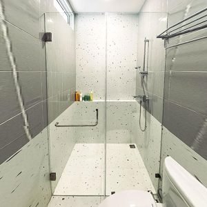 partisi kaca kamar mandi