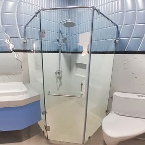 partisi kaca kamar mandi