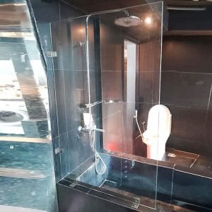 partisi kaca kamar mandi