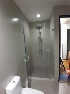 Partisi Kaca Tempered Kamar Mandi Standar (Swing Frameless Standard)