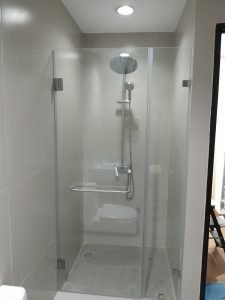 partisi kaca kamar mandi