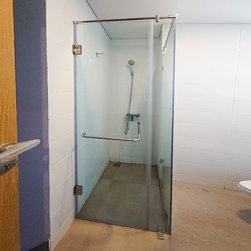 Kaca Sekat Kamar Mandi