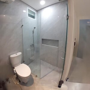 partisi kaca kamar mandi