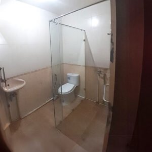 partisi kaca kamar mandi