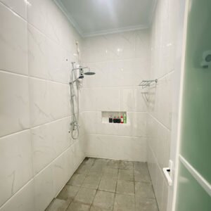 partisi kaca kamar mandi
