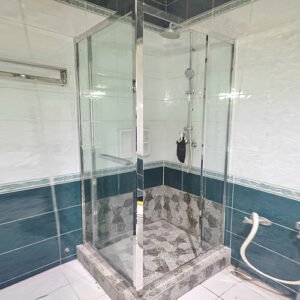 partisi kaca kamar mandi