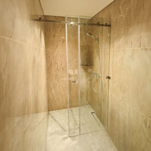 partisi kaca kamar mandi