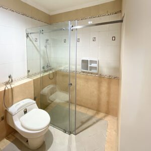 partisi kaca kamar mandi