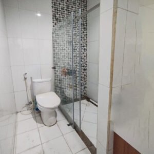 partisi kaca kamar mandi