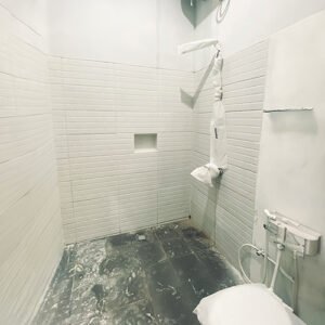 partisi kaca kamar mandi