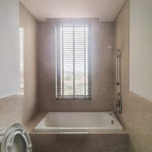 partisi kaca kamar mandi