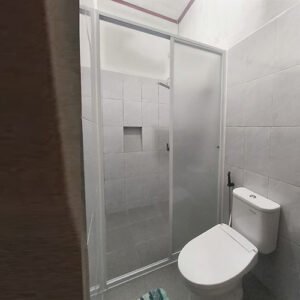 partisi kaca kamar mandi