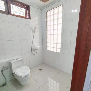 partisi kaca kamar mandi