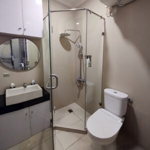 partisi kaca kamar mandi