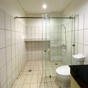 partisi kaca kamar mandi