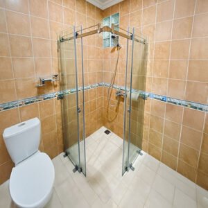 partisi kaca kamar mandi