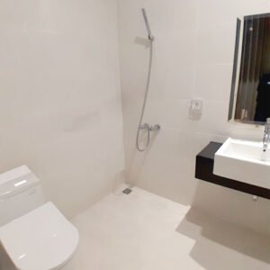 partisi kaca kamar mandi