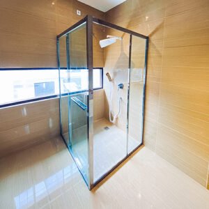 partisi kaca kamar mandi