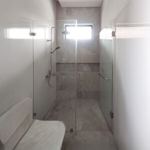 partisi kaca kamar mandi