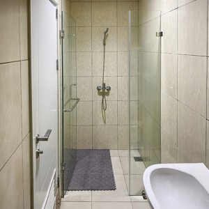 pintu kaca kamar mandi minimalis