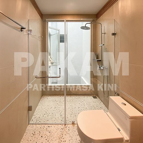SWING DOOR KAMAR MANDI