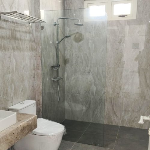 partisi kaca kamar mandi