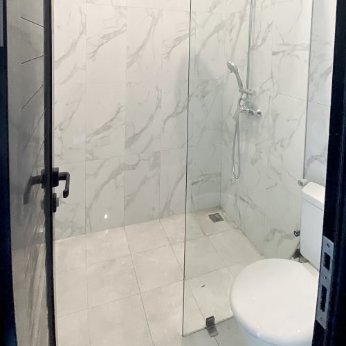 partisi kaca kamar mandi