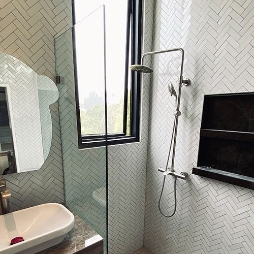 partisi kaca kamar mandi