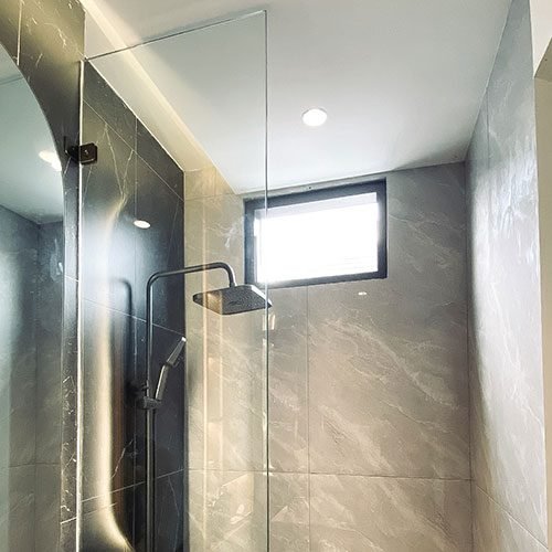 partisi kaca kamar mandi