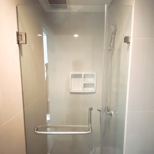 partisi kaca kamar mandi