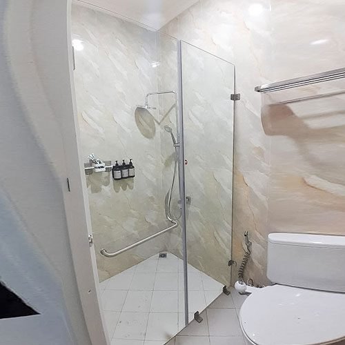 partisi kaca kamar mandi