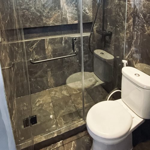 partisi kaca kamar mandi