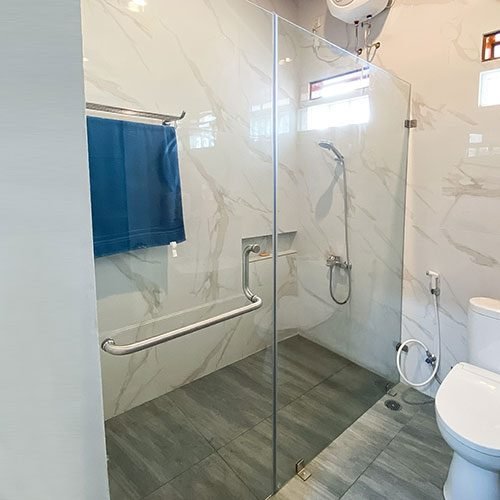 partisi kaca kamar mandi