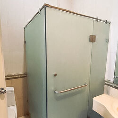 partisi kaca kamar mandi